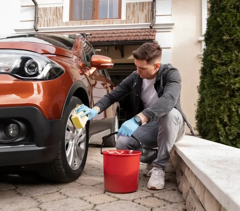 Lavage auto à domicile Caupenne-d'Armagnac : professionnel intervenant sur un véhicule